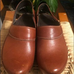 Saddle color clog